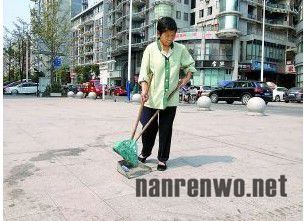 小伙蜡烛求婚 蜡油滴地面环卫工清理一小时
