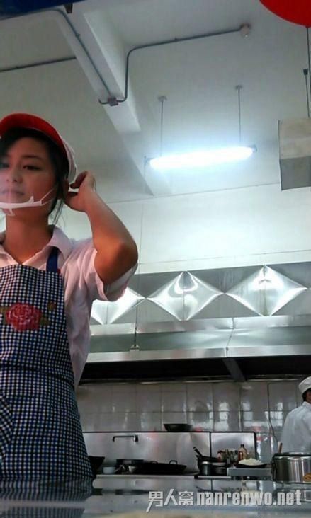 大学食堂“炒饭西施”走红网络 网友调侃为土豪做蛋炒饭