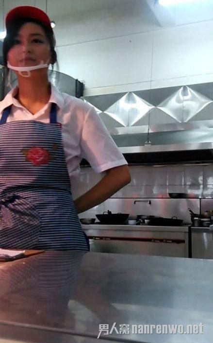 大学食堂“炒饭西施”走红网络 网友调侃为土豪做蛋炒饭