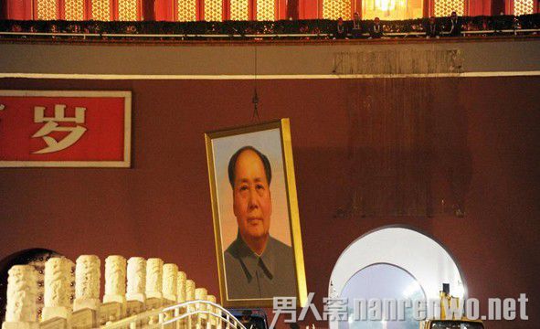 天安门城楼更换毛主席像 一年更换一次迎国庆