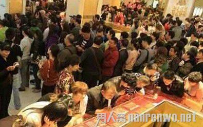 中国大妈黄金周香港抢金累瘫营业员 出手阔绰如买白菜