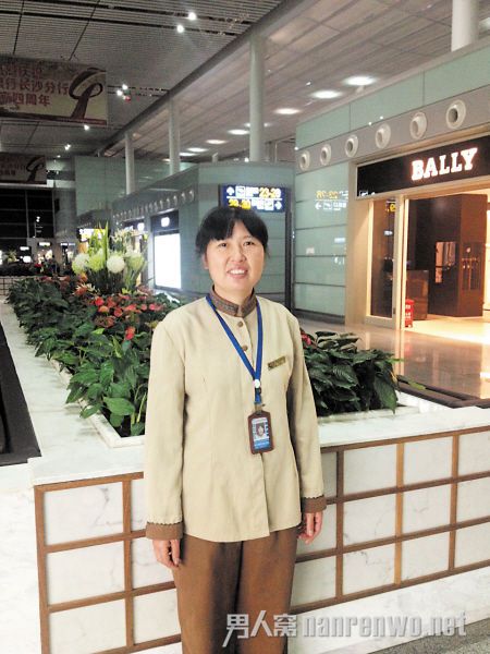 机场保洁员拾大量现金不动心 如数奉还给失主