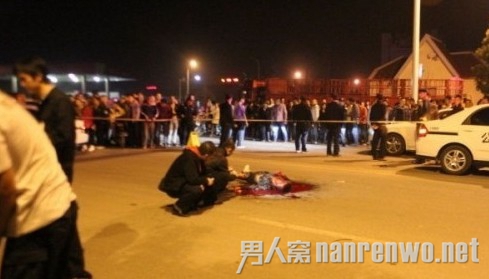 男子街头被债主割喉断手当场死亡 一阵猛砍吓坏居民