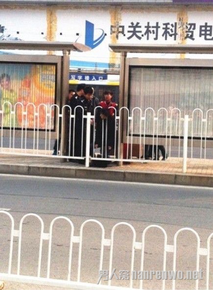 女子头卡护栏尚未脱离危险 目击者称行至栅栏时歪倒