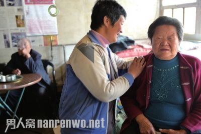 照料邻居老夫妇3年 老人感动落泪