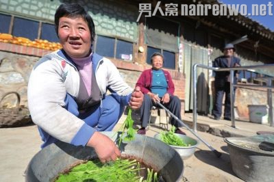 照料邻居老夫妇3年 老人感动落泪