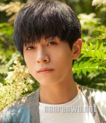 快男武艺花美男蓬松碎发 清新又可爱