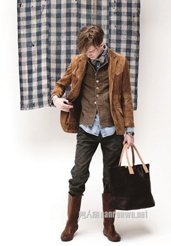 近日，Visvim发布了一组最新的造型宣传册。本季的Visvim主要呈现出一股休闲的怀旧氛围，并运用民族风的时尚元素，搭配精致的细节，和个性化的拼接，以及靛蓝元素的加盟，让Visvim散发出休闲的美式格调，和满满的青春活力气息。想象这样的时尚的服饰穿在身上日否让你得非常时髦呢？还是赶紧来跟随小编来看下Visvim这一季的时尚亮点吧！ 图：牛仔衬衫+格纹衬衫 看上去有点脏的牛仔衬衫，带着一股怀旧的气息，清爽的格纹衬衫出现在这里，让这件有点蔫蔫一息的牛仔衬衫有了十足的活力感，相近色系的牛仔裤与黑色短靴让整个造型看起来更加都市现代化了。 图：咖啡色丝绒西装+筒靴 这次丝绒西装非常低调内敛，深咖色调出现在这样的造型中，为造型增添了一丝秋意。淡蓝色的牛仔衬衫搏出位，使得焦点变得更加主动。棕色的黑色短靴带来一股骑士精神，也让造型看起来更加有型了。 图：藏蓝平绒西装+波点长衫 柔和的平绒虽然没有丝绒那般高贵，但平绒骨子里透出来的休闲时尚让整个造型变得惬意慵懒了。通过个性化的拼接，俏皮的圆点在长衫的下摆处春末了，让整个造型变得非常得活泼亮丽了。全身没有特别亮丽的颜色，最主要还是通过暗色系来营造。 图：灰色牛仔衬衫+酒红色休闲裤+磨砂皮鞋 灰色的牛仔衬衫散发出一股硬朗和休闲感，逗趣的波点在牛仔衬衫外小露一截，既增加了牛仔衬衫的活泼感，也让整个造型变得更加萌趣了。酒红色条绒裤与黑色磨砂皮鞋走出一条坦荡荡的摩登都市气息。 图：个性拼接马甲+呢帽 这件马甲好像是奶奶级的棉袄，不规则的个性拼接像极了小时候没没有衣服穿，才把各种布料拼接在一块儿。卡其色呢帽带来了一丝丝优雅的复古情怀，让这件拼接马甲更加怀旧了。 图：酒红色手提包+个性拼接衬衫 整个造型要是没有这个大包进行点缀，估计带不来时尚气息。有了这个时尚大包整个造型将变得更加时髦抢眼了。个性的爱心拼接图案在后背出现总会带来一丝意外惊喜，也让这件衬衫更加玩味了。 图：红色Polo衫+条纹裤 整个造型的色调都是偏比较暗淡的，幸好有了红色这抹热情，便瞬间激起了整个造型的活力感。让外套变得更加活力四射了。通过深浅不一的色块拼接，让这条休闲裤展示出另类个性感。