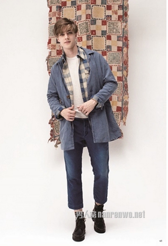 近日，Visvim发布了一组最新的造型宣传册。本季的Visvim主要呈现出一股休闲的怀旧氛围，并运用民族风的时尚元素，搭配精致的细节，和个性化的拼接，以及靛蓝元素的加盟，让Visvim散发出休闲的美式格调，和满满的青春活力气息。想象这样的时尚的服饰穿在身上日否让你得非常时髦呢？还是赶紧来跟随小编来看下Visvim这一季的时尚亮点吧！ 图：牛仔衬衫+格纹衬衫 看上去有点脏的牛仔衬衫，带着一股怀旧的气息，清爽的格纹衬衫出现在这里，让这件有点蔫蔫一息的牛仔衬衫有了十足的活力感，相近色系的牛仔裤与黑色短靴让整个造型看起来更加都市现代化了。 图：咖啡色丝绒西装+筒靴 这次丝绒西装非常低调内敛，深咖色调出现在这样的造型中，为造型增添了一丝秋意。淡蓝色的牛仔衬衫搏出位，使得焦点变得更加主动。棕色的黑色短靴带来一股骑士精神，也让造型看起来更加有型了。 图：藏蓝平绒西装+波点长衫 柔和的平绒虽然没有丝绒那般高贵，但平绒骨子里透出来的休闲时尚让整个造型变得惬意慵懒了。通过个性化的拼接，俏皮的圆点在长衫的下摆处春末了，让整个造型变得非常得活泼亮丽了。全身没有特别亮丽的颜色，最主要还是通过暗色系来营造。 图：灰色牛仔衬衫+酒红色休闲裤+磨砂皮鞋 灰色的牛仔衬衫散发出一股硬朗和休闲感，逗趣的波点在牛仔衬衫外小露一截，既增加了牛仔衬衫的活泼感，也让整个造型变得更加萌趣了。酒红色条绒裤与黑色磨砂皮鞋走出一条坦荡荡的摩登都市气息。 图：个性拼接马甲+呢帽 这件马甲好像是奶奶级的棉袄，不规则的个性拼接像极了小时候没没有衣服穿，才把各种布料拼接在一块儿。卡其色呢帽带来了一丝丝优雅的复古情怀，让这件拼接马甲更加怀旧了。 图：酒红色手提包+个性拼接衬衫 整个造型要是没有这个大包进行点缀，估计带不来时尚气息。有了这个时尚大包整个造型将变得更加时髦抢眼了。个性的爱心拼接图案在后背出现总会带来一丝意外惊喜，也让这件衬衫更加玩味了。 图：红色Polo衫+条纹裤 整个造型的色调都是偏比较暗淡的，幸好有了红色这抹热情，便瞬间激起了整个造型的活力感。让外套变得更加活力四射了。通过深浅不一的色块拼接，让这条休闲裤展示出另类个性感。