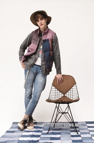 近日，Visvim发布了一组最新的造型宣传册。本季的Visvim主要呈现出一股休闲的怀旧氛围，并运用民族风的时尚元素，搭配精致的细节，和个性化的拼接，以及靛蓝元素的加盟，让Visvim散发出休闲的美式格调，和满满的青春活力气息。想象这样的时尚的服饰穿在身上日否让你得非常时髦呢？还是赶紧来跟随小编来看下Visvim这一季的时尚亮点吧！ 图：牛仔衬衫+格纹衬衫 看上去有点脏的牛仔衬衫，带着一股怀旧的气息，清爽的格纹衬衫出现在这里，让这件有点蔫蔫一息的牛仔衬衫有了十足的活力感，相近色系的牛仔裤与黑色短靴让整个造型看起来更加都市现代化了。 图：咖啡色丝绒西装+筒靴 这次丝绒西装非常低调内敛，深咖色调出现在这样的造型中，为造型增添了一丝秋意。淡蓝色的牛仔衬衫搏出位，使得焦点变得更加主动。棕色的黑色短靴带来一股骑士精神，也让造型看起来更加有型了。 图：藏蓝平绒西装+波点长衫 柔和的平绒虽然没有丝绒那般高贵，但平绒骨子里透出来的休闲时尚让整个造型变得惬意慵懒了。通过个性化的拼接，俏皮的圆点在长衫的下摆处春末了，让整个造型变得非常得活泼亮丽了。全身没有特别亮丽的颜色，最主要还是通过暗色系来营造。 图：灰色牛仔衬衫+酒红色休闲裤+磨砂皮鞋 灰色的牛仔衬衫散发出一股硬朗和休闲感，逗趣的波点在牛仔衬衫外小露一截，既增加了牛仔衬衫的活泼感，也让整个造型变得更加萌趣了。酒红色条绒裤与黑色磨砂皮鞋走出一条坦荡荡的摩登都市气息。 图：个性拼接马甲+呢帽 这件马甲好像是奶奶级的棉袄，不规则的个性拼接像极了小时候没没有衣服穿，才把各种布料拼接在一块儿。卡其色呢帽带来了一丝丝优雅的复古情怀，让这件拼接马甲更加怀旧了。 图：酒红色手提包+个性拼接衬衫 整个造型要是没有这个大包进行点缀，估计带不来时尚气息。有了这个时尚大包整个造型将变得更加时髦抢眼了。个性的爱心拼接图案在后背出现总会带来一丝意外惊喜，也让这件衬衫更加玩味了。 图：红色Polo衫+条纹裤 整个造型的色调都是偏比较暗淡的，幸好有了红色这抹热情，便瞬间激起了整个造型的活力感。让外套变得更加活力四射了。通过深浅不一的色块拼接，让这条休闲裤展示出另类个性感。