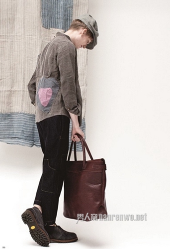 近日，Visvim发布了一组最新的造型宣传册。本季的Visvim主要呈现出一股休闲的怀旧氛围，并运用民族风的时尚元素，搭配精致的细节，和个性化的拼接，以及靛蓝元素的加盟，让Visvim散发出休闲的美式格调，和满满的青春活力气息。想象这样的时尚的服饰穿在身上日否让你得非常时髦呢？还是赶紧来跟随小编来看下Visvim这一季的时尚亮点吧！ 图：牛仔衬衫+格纹衬衫 看上去有点脏的牛仔衬衫，带着一股怀旧的气息，清爽的格纹衬衫出现在这里，让这件有点蔫蔫一息的牛仔衬衫有了十足的活力感，相近色系的牛仔裤与黑色短靴让整个造型看起来更加都市现代化了。 图：咖啡色丝绒西装+筒靴 这次丝绒西装非常低调内敛，深咖色调出现在这样的造型中，为造型增添了一丝秋意。淡蓝色的牛仔衬衫搏出位，使得焦点变得更加主动。棕色的黑色短靴带来一股骑士精神，也让造型看起来更加有型了。 图：藏蓝平绒西装+波点长衫 柔和的平绒虽然没有丝绒那般高贵，但平绒骨子里透出来的休闲时尚让整个造型变得惬意慵懒了。通过个性化的拼接，俏皮的圆点在长衫的下摆处春末了，让整个造型变得非常得活泼亮丽了。全身没有特别亮丽的颜色，最主要还是通过暗色系来营造。 图：灰色牛仔衬衫+酒红色休闲裤+磨砂皮鞋 灰色的牛仔衬衫散发出一股硬朗和休闲感，逗趣的波点在牛仔衬衫外小露一截，既增加了牛仔衬衫的活泼感，也让整个造型变得更加萌趣了。酒红色条绒裤与黑色磨砂皮鞋走出一条坦荡荡的摩登都市气息。 图：个性拼接马甲+呢帽 这件马甲好像是奶奶级的棉袄，不规则的个性拼接像极了小时候没没有衣服穿，才把各种布料拼接在一块儿。卡其色呢帽带来了一丝丝优雅的复古情怀，让这件拼接马甲更加怀旧了。 图：酒红色手提包+个性拼接衬衫 整个造型要是没有这个大包进行点缀，估计带不来时尚气息。有了这个时尚大包整个造型将变得更加时髦抢眼了。个性的爱心拼接图案在后背出现总会带来一丝意外惊喜，也让这件衬衫更加玩味了。 图：红色Polo衫+条纹裤 整个造型的色调都是偏比较暗淡的，幸好有了红色这抹热情，便瞬间激起了整个造型的活力感。让外套变得更加活力四射了。通过深浅不一的色块拼接，让这条休闲裤展示出另类个性感。