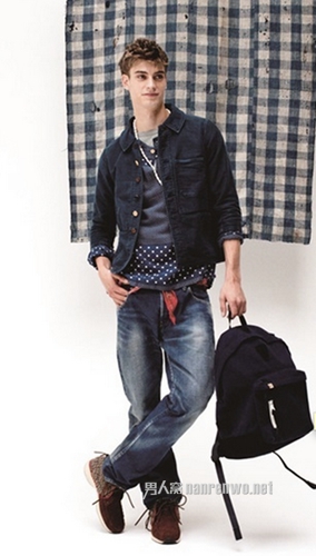 近日，Visvim发布了一组最新的造型宣传册。本季的Visvim主要呈现出一股休闲的怀旧氛围，并运用民族风的时尚元素，搭配精致的细节，和个性化的拼接，以及靛蓝元素的加盟，让Visvim散发出休闲的美式格调，和满满的青春活力气息。想象这样的时尚的服饰穿在身上日否让你得非常时髦呢？还是赶紧来跟随小编来看下Visvim这一季的时尚亮点吧！ 图：牛仔衬衫+格纹衬衫 看上去有点脏的牛仔衬衫，带着一股怀旧的气息，清爽的格纹衬衫出现在这里，让这件有点蔫蔫一息的牛仔衬衫有了十足的活力感，相近色系的牛仔裤与黑色短靴让整个造型看起来更加都市现代化了。 图：咖啡色丝绒西装+筒靴 这次丝绒西装非常低调内敛，深咖色调出现在这样的造型中，为造型增添了一丝秋意。淡蓝色的牛仔衬衫搏出位，使得焦点变得更加主动。棕色的黑色短靴带来一股骑士精神，也让造型看起来更加有型了。 图：藏蓝平绒西装+波点长衫 柔和的平绒虽然没有丝绒那般高贵，但平绒骨子里透出来的休闲时尚让整个造型变得惬意慵懒了。通过个性化的拼接，俏皮的圆点在长衫的下摆处春末了，让整个造型变得非常得活泼亮丽了。全身没有特别亮丽的颜色，最主要还是通过暗色系来营造。 图：灰色牛仔衬衫+酒红色休闲裤+磨砂皮鞋 灰色的牛仔衬衫散发出一股硬朗和休闲感，逗趣的波点在牛仔衬衫外小露一截，既增加了牛仔衬衫的活泼感，也让整个造型变得更加萌趣了。酒红色条绒裤与黑色磨砂皮鞋走出一条坦荡荡的摩登都市气息。 图：个性拼接马甲+呢帽 这件马甲好像是奶奶级的棉袄，不规则的个性拼接像极了小时候没没有衣服穿，才把各种布料拼接在一块儿。卡其色呢帽带来了一丝丝优雅的复古情怀，让这件拼接马甲更加怀旧了。 图：酒红色手提包+个性拼接衬衫 整个造型要是没有这个大包进行点缀，估计带不来时尚气息。有了这个时尚大包整个造型将变得更加时髦抢眼了。个性的爱心拼接图案在后背出现总会带来一丝意外惊喜，也让这件衬衫更加玩味了。 图：红色Polo衫+条纹裤 整个造型的色调都是偏比较暗淡的，幸好有了红色这抹热情，便瞬间激起了整个造型的活力感。让外套变得更加活力四射了。通过深浅不一的色块拼接，让这条休闲裤展示出另类个性感。