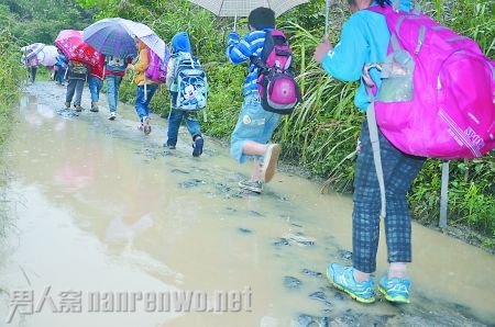 学生摸黑爬悬崖上学：打火把爬峭壁 最艰辛的求学路