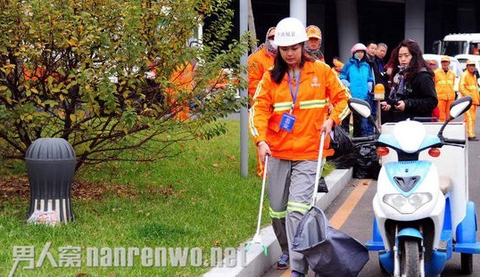 23岁最高学历环卫工走红：工作虽然辛苦 但很快乐