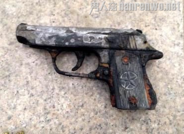 河边钓鱼钓起仿真手枪