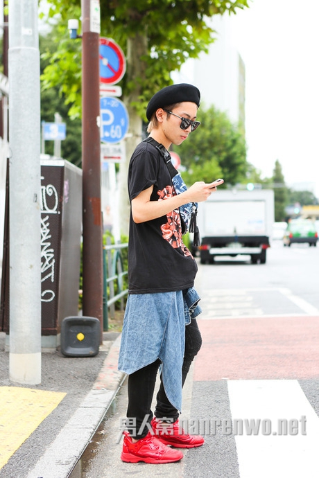 喇叭裤长发型男