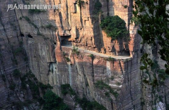 悬崖陡峭的山壁