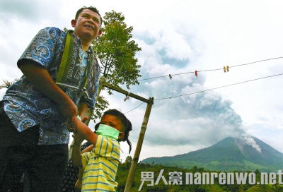 印尼火山爆发致千人紧急转移
