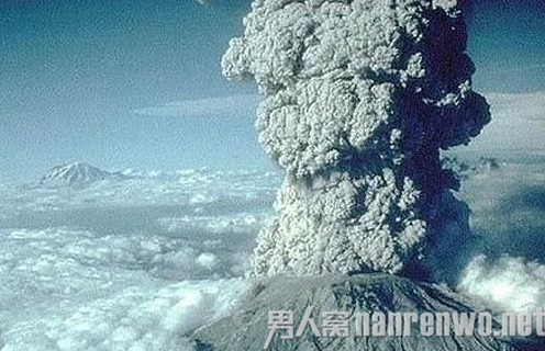 印尼火山爆发致千人紧急转移