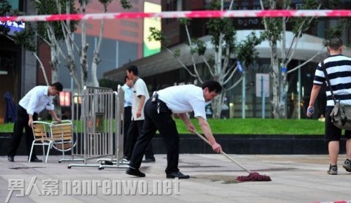 上海女留学生当街被敲头