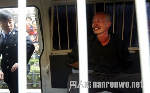 上海女留学生当街被敲头