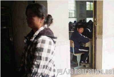 母亲陪残疾儿子上学十年