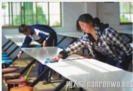 母亲陪残疾儿子上学十年