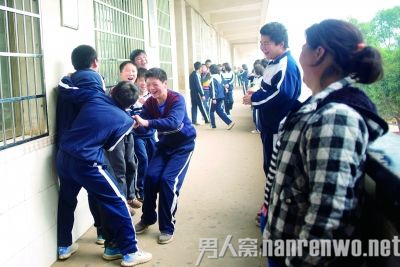 母亲陪残疾儿子上学十年
