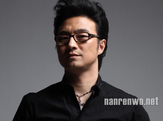 汪峰搏头条无望 朋克霸气发型倍儿出彩