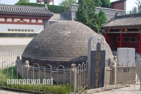 游客杨贵妃墓地留名引众怒：是想躺进去吗？