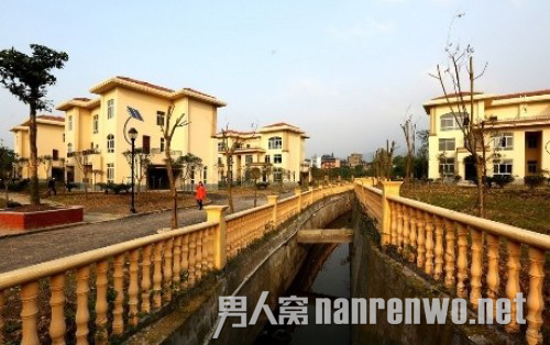 这才是真土豪 四川打工仔捐别墅赠乡亲