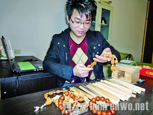 永川小伙核雕技艺精湛 作品可以卖到上万元