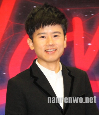 突显呆萌气质 萌系男生发型首选：短齐刘海造型
