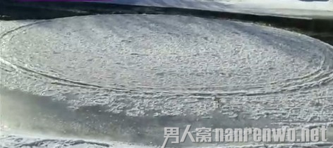 美国河面惊现15米“自转冰碟”