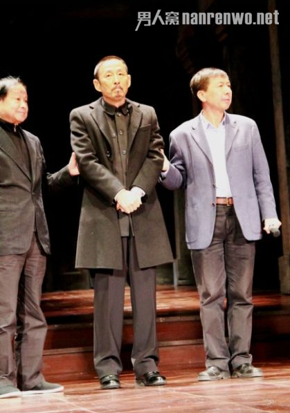 陈道明由工作人员搀扶登台致歉