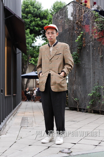 格纹西装男