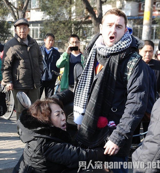 北京外国小伙扶摔倒妇女遭索赔