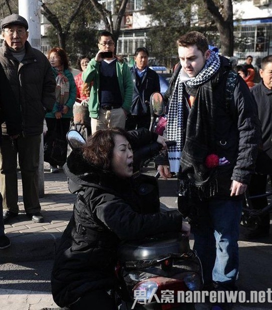北京外国小伙扶摔倒妇女遭索赔