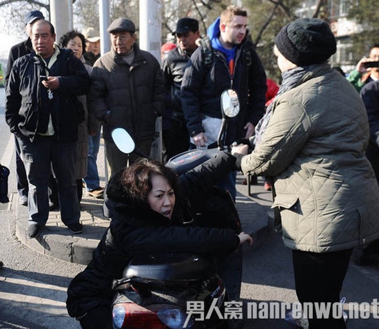 北京外国小伙扶摔倒妇女遭索赔