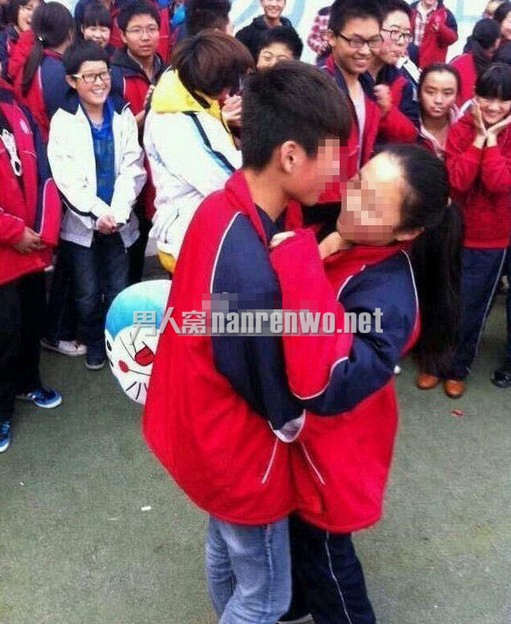 初中生当众求爱接吻