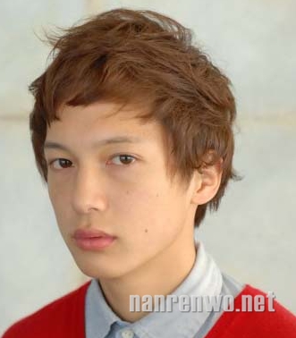 男生亚麻色蓬蓬卷发 迷人王子气息立现