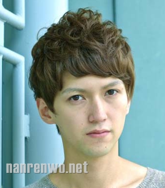 男生亚麻色蓬蓬卷发 迷人王子气息立现
