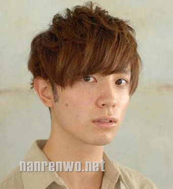 男生亚麻色蓬蓬卷发 迷人王子气息立现