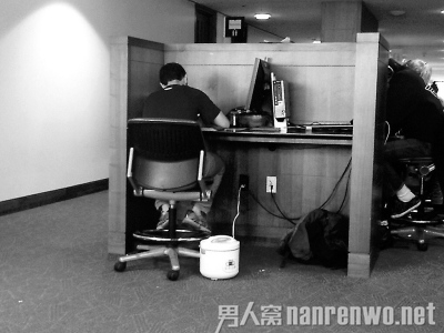 学霸自带电饭煲在图书馆煮饭