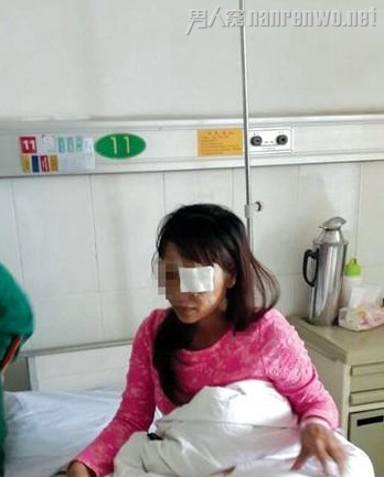 李女士伤心地坐在病床上