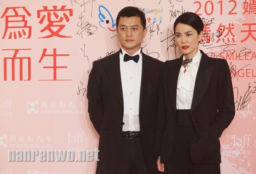 网友曝李亚鹏借公益圈钱致王菲离他而去