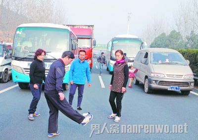 大妈大叔高速路上踢毽子