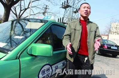 的哥连闯红灯送窒息婴儿就医