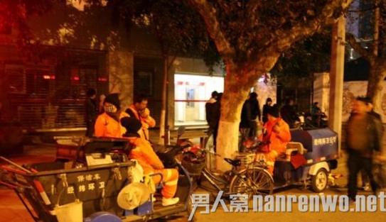 圣诞狂欢夜环卫工人压力大