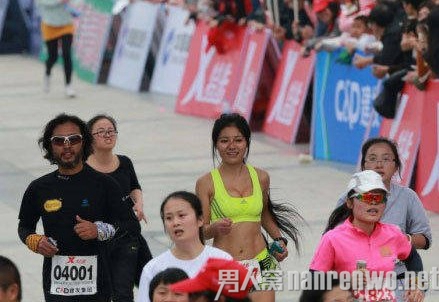 最美马拉松女孩走红网络